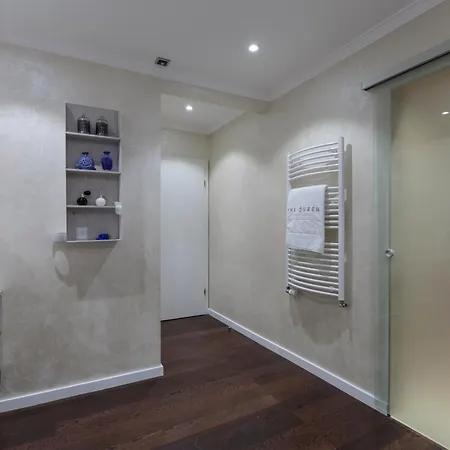 The Queen Luxury - Vinicia Apartment