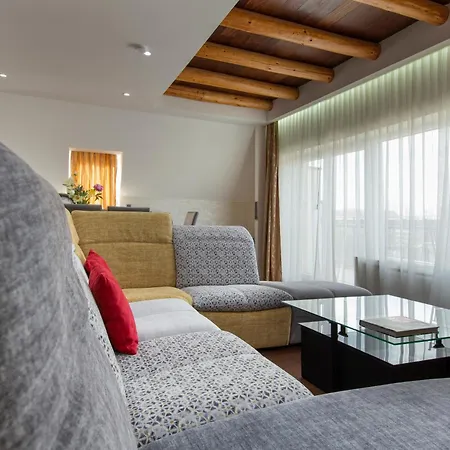 The Queen Luxury - Vinicia *