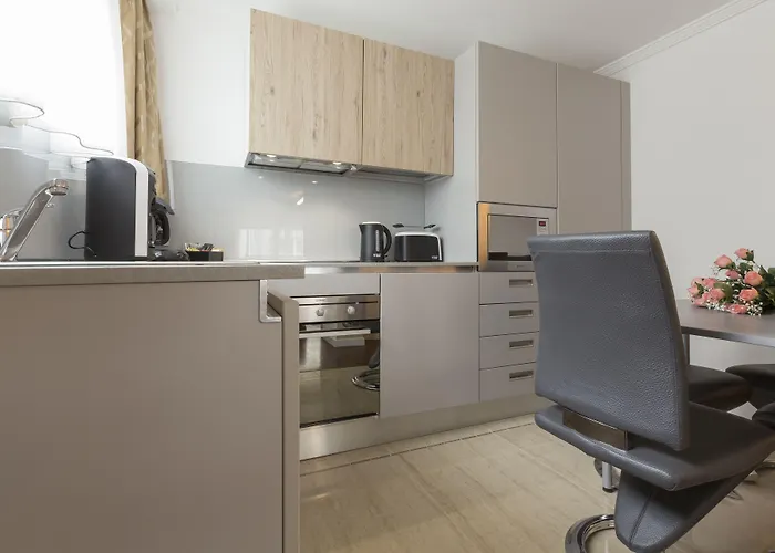 The Queen Luxury - Vinicia Люксембург