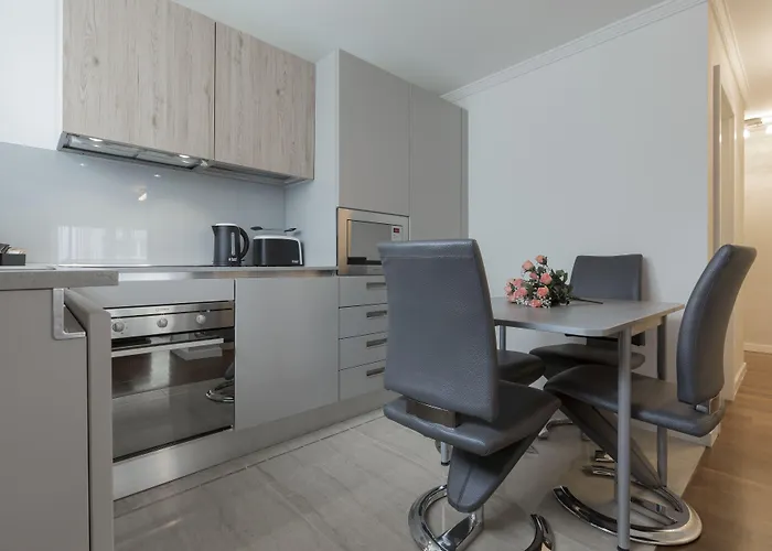 The Queen Luxury - Vinicia Luxemburgo