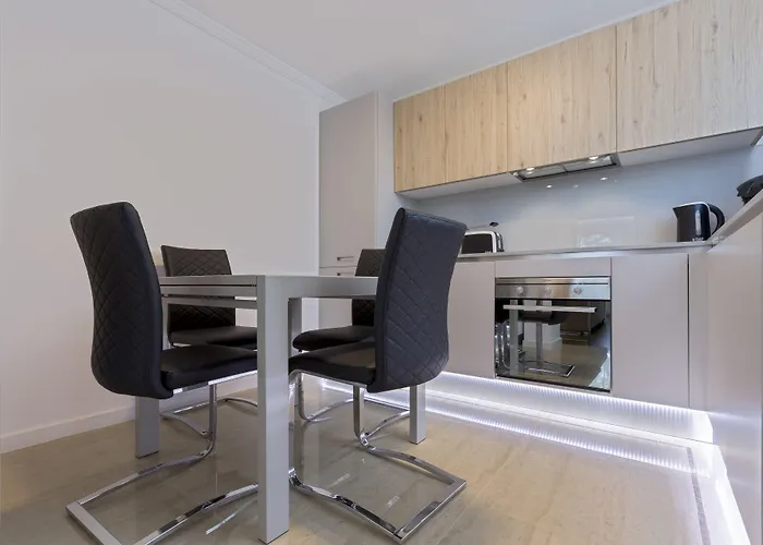 The Queen Luxury - Vinicia * Luxembourg