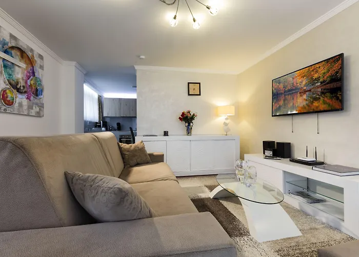 The Queen Luxury - Vinicia * Luxembourg