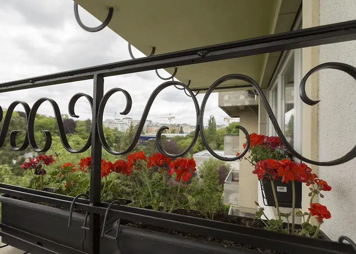 The Queen Luxury - Vinicia * Luxembourg