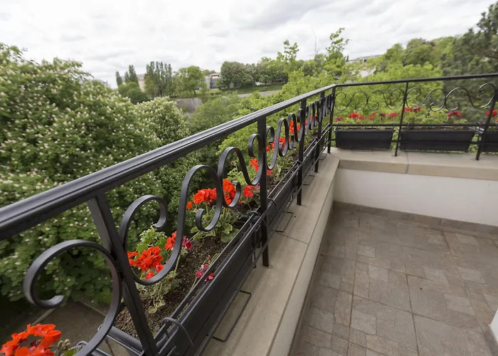 The Queen Luxury - Vinicia Luxembourg